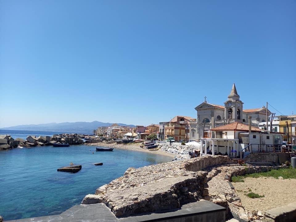 Tra Mare E Lago Torre di Faro المظهر الخارجي الصورة